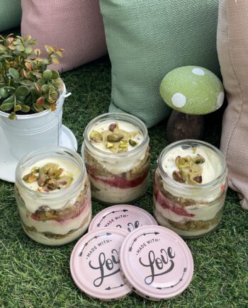 Pasión de Pistacho con Coulis de Frambuesas